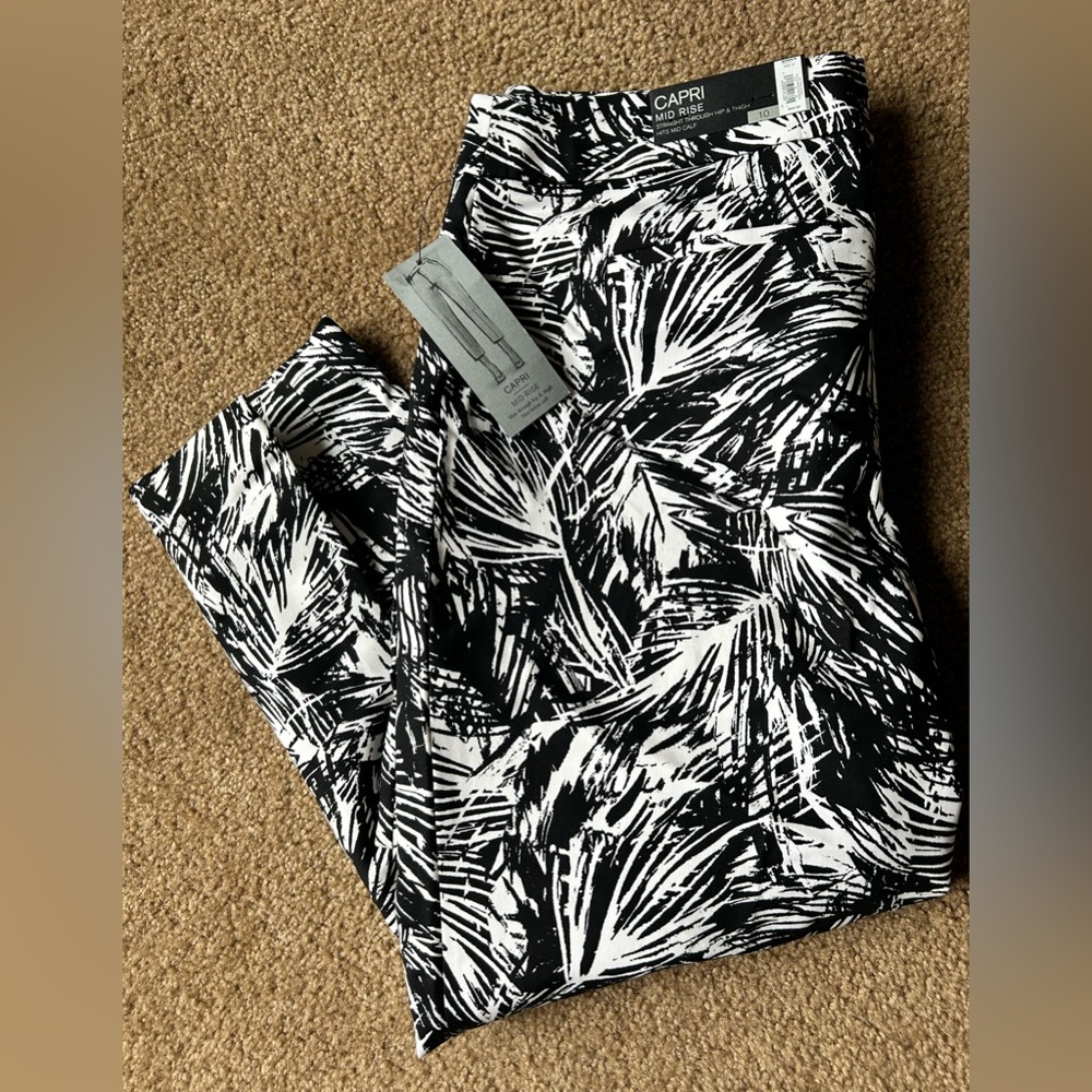 Mid Rise Capris NWT